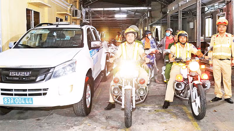 Lực lượng công an phối hợp các lực lượng tổ chức ra quân tuần tra, kiểm soát.