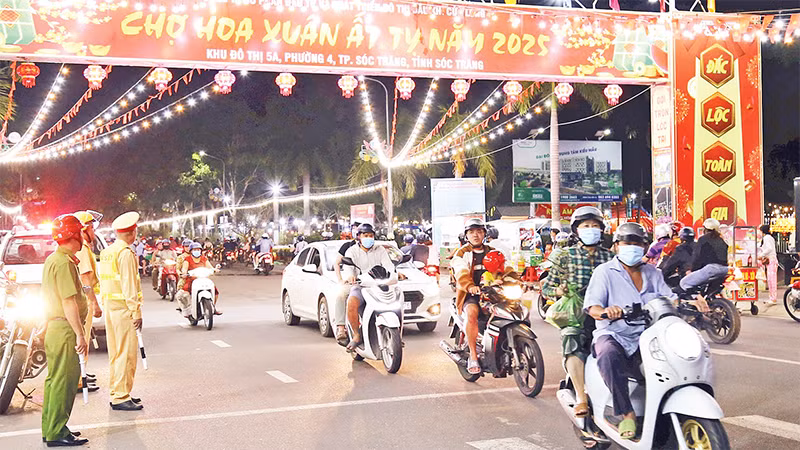 Ðiều tiết giao thông tại chợ hoa xuân Ất Tỵ 2025.