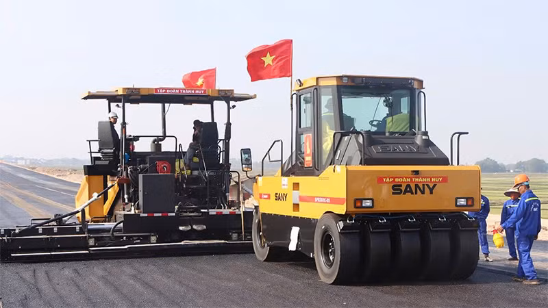 Tranh thủ thời tiết thuận lợi, Công ty cổ phần Tập đoàn Thành Huy huy động nhân lực, máy móc đẩy nhanh tiến độ thi công đường cao tốc bắc-nam đoạn qua Hà Tĩnh.