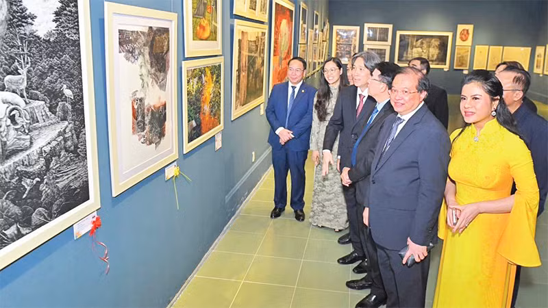 Các đại biểu dự khai mạc Cuộc thi và Triển lãm tranh đồ họa các nước ASEAN năm 2024 tại Bảo tàng Hải Phòng. Ảnh: BTC