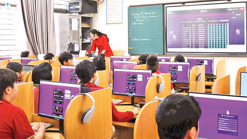 Phòng bộ môn tiếng Anh tại Trường tiểu học Thủ Lệ được trang bị đầy đủ thiết bị công nghệ, giúp học sinh học tập hiệu quả hơn. 