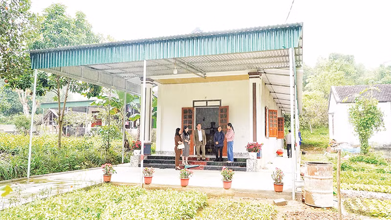 Bà Hoàng Thị Ngọc - hộ nghèo ở xóm Tân Ðà, xã Kỳ Tân, huyện Tân Kỳ chia sẻ niềm vui khi dọn về ngôi nhà Ðại đoàn kết khang trang. 