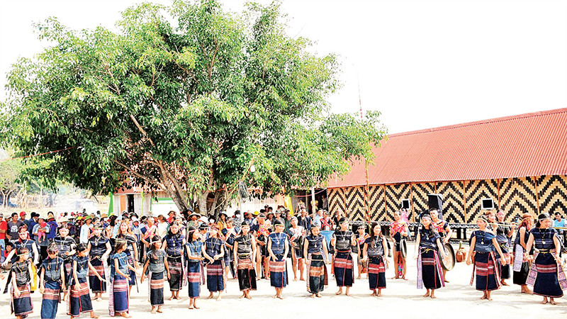 Ðánh cồng chiêng, múa xoang trong lễ hội.