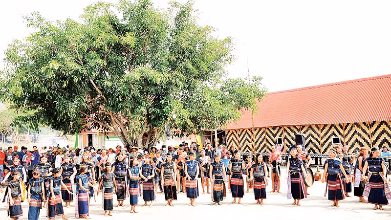 Ðánh cồng chiêng, múa xoang trong lễ hội.