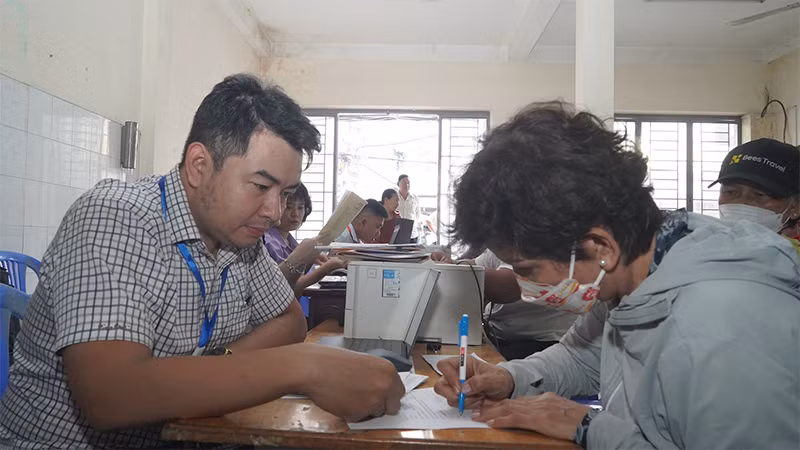 Quận 8 triển khai chi trả bồi thường cho các hộ dân thuộc dự án cải tạo bờ bắc kênh Ðôi. (Ảnh THẾ ANH) 