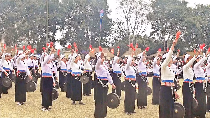 Biểu diễn chiêng Mường - nét độc đáo tại các lễ hội của dân tộc Mường Hòa Bình. 
