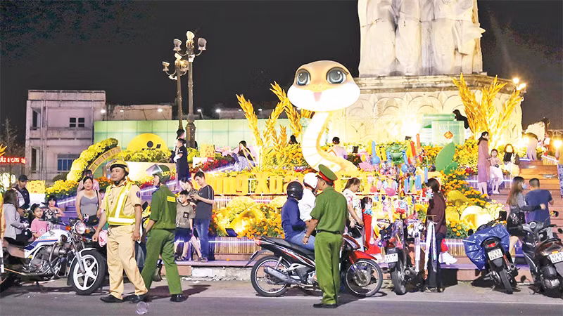 Bảo đảm giao thông thông suốt tại khu vực tượng đài đoàn kết Kinh-Hoa-Khmer, thành phố Sóc Trăng.
