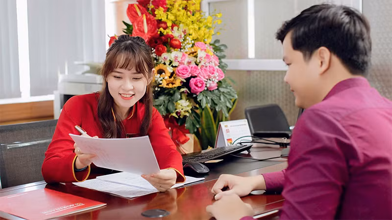 Khách hàng giao dịch tại Ngân hàng Agribank. (Ảnh Agribank) 