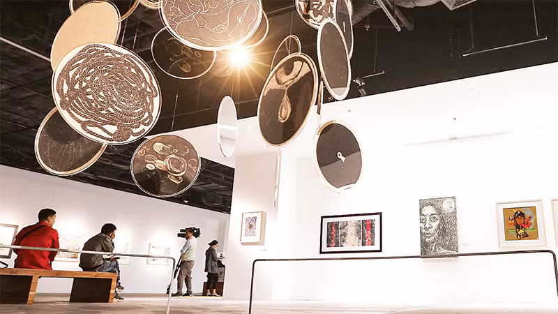 Không gian trưng bày tác phẩm tại Cuộc thi và Triển lãm tranh đồ họa ASEAN năm 2020, tại Trung tâm Nghệ thuật đương đại Vincom Hà Nội. Ảnh: VCCA 