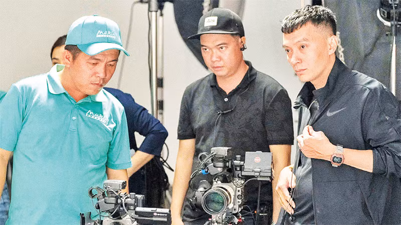 Đạo diễn Ngô Hòa (áo xanh) đi lên từ chuyên môn quay phim. (Ảnh Xứ Quảng Media) 
