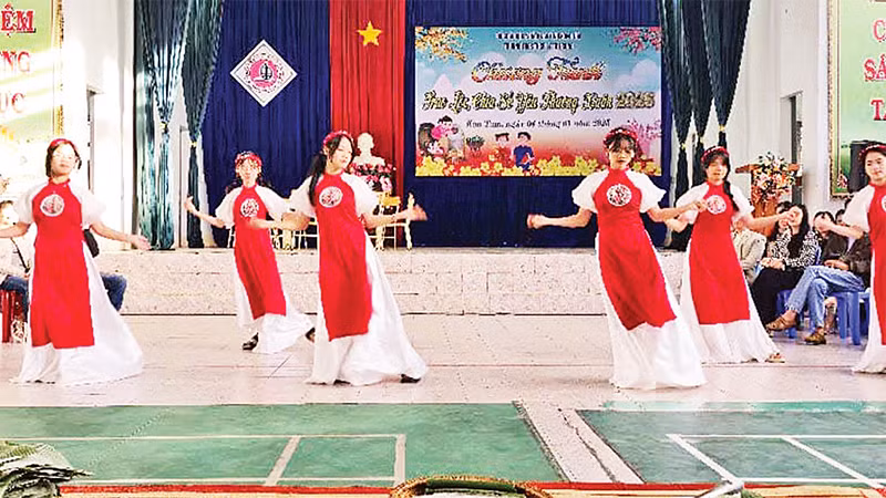 Một tiết mục văn nghệ của các em học sinh tại chương trình. 