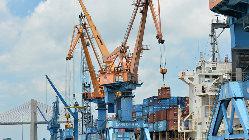 Bốc xếp container hàng hóa tại cảng Ðình Vũ, Hải Phòng. (Ảnh TRẦN HẢI) 