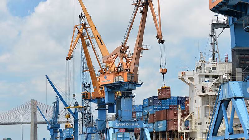 Bốc xếp container hàng hóa tại cảng Ðình Vũ, Hải Phòng. (Ảnh TRẦN HẢI) 