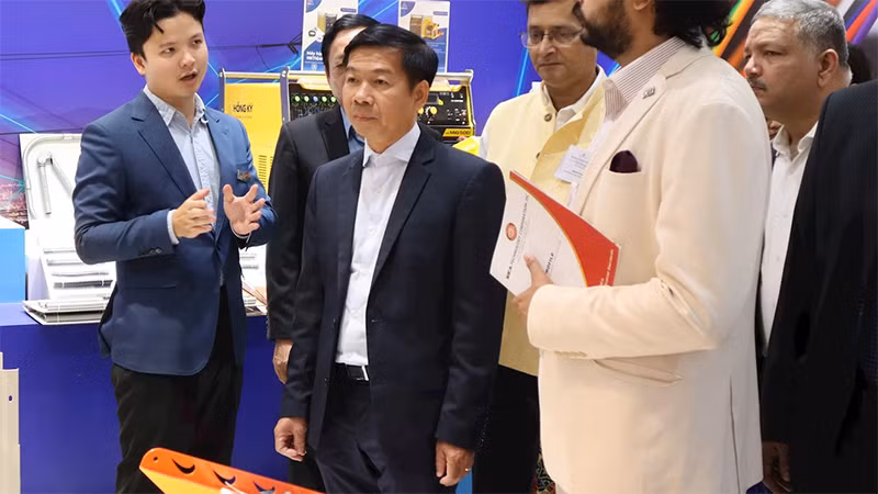 Gian trưng bảy sản phẩm công nghệ cao tại Showroom Trung tâm Xúc tiến Thương mại và Ðầu tư Thành phố Hồ Chí Minh. 