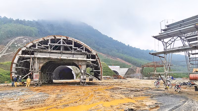 Kỹ sư, công nhân lắp ráp khung chống đỡ cửa hầm trái phía nam hầm Ðèo Bụt. 