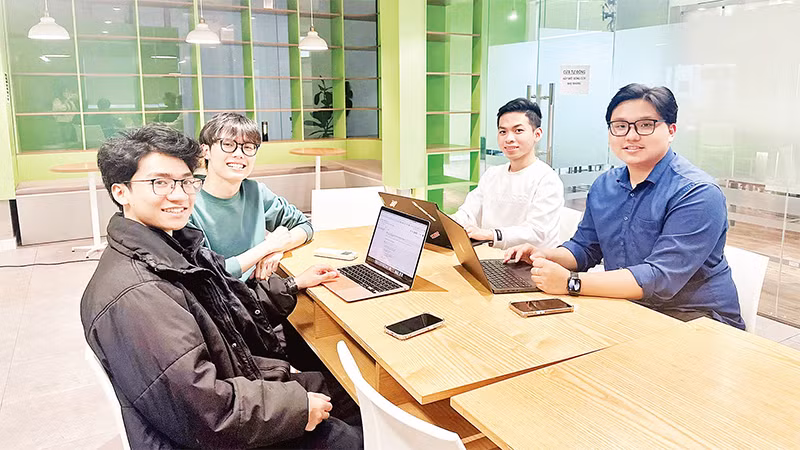 Các sinh viên làm việc tại Trung tâm Nghiên cứu quốc tế về trí tuệ nhân tạo, Ðại học Bách khoa Hà Nội. 