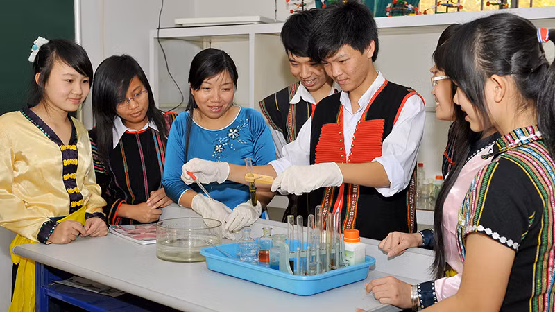 Việt Nam luôn bảo đảm quyền được giáo dục cho mọi người. (Trong ảnh: Giờ học thực hành môn Hóa học của học sinh Trường THPT dân tộc Nội trú N’Trang Lơng, Ðắk Lắk). (Ảnh THU CÚC) 