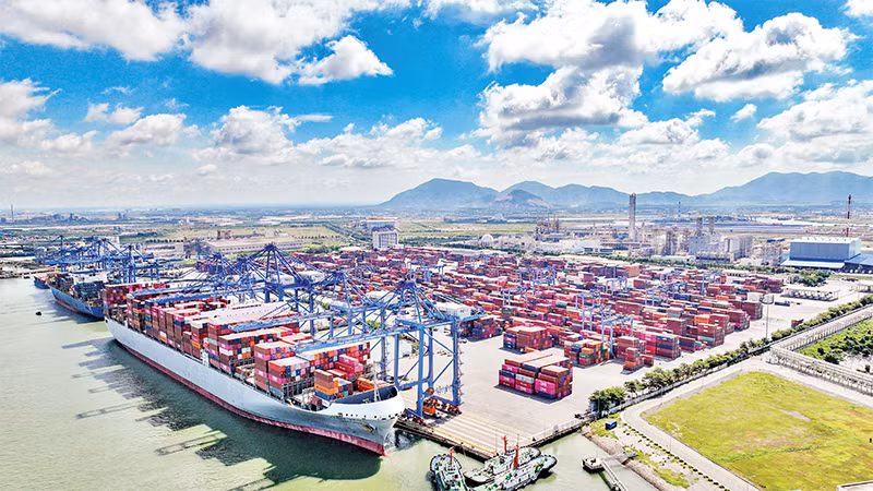 Bốc xếp hàng hóa xuất nhập khẩu tại cảng quốc tế Tân Cảng Cái Mép, tỉnh Bà Rịa-Vũng Tàu. (Ảnh TRÀ NGÂN) 