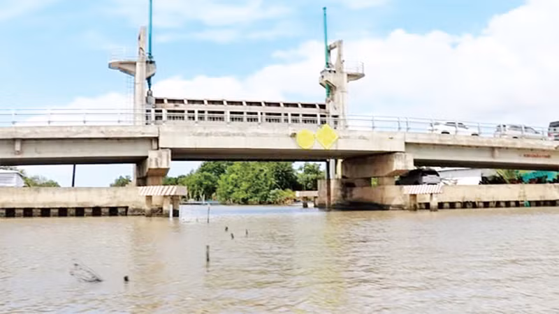 Cống thủy lợi tuyến đê biển An Biên-An Minh tại xã Thuận Hòa và An Minh (tỉnh Kiên Giang), ngăn mặn, giữ ngọt, điều tiết nguồn nước phục vụ sản xuất. (Ảnh HUY HẢI) 