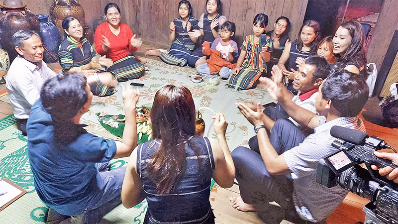 Một buổi sinh hoạt trao truyền hát ru của đồng bào Cơ Ho. 