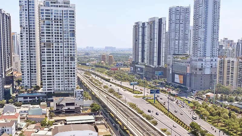 Hạ tầng giao thông là một trong những động lực quan trọng để vùng Ðông Nam Bộ phát triển. Trong ảnh: Một đoạn đường Võ Nguyên Giáp, thành phố Thủ Ðức, Thành phố Hồ Chí Minh. 