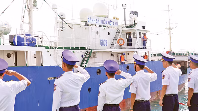 Cán bộ, chiến sĩ thuộc Bộ Tư lệnh Vùng Cảnh sát biển 4 lên đường thực hiện hải trình giữ biển đảo. (Ảnh BỘ TƯ LỆNH VÙNG CẢNH SÁT BIỂN 4) 