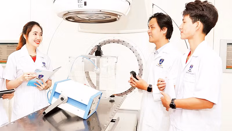 Sinh viên Trường đại học Nguyễn Tất Thành tham gia hoạt động nghiên cứu khoa học. (Ảnh CTV) 