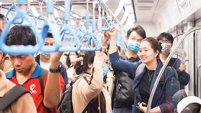 Tuyến Metro số 1 Bến Thành-Suối Tiên thu hút đông đảo hành khách là sinh viên, nhân viên văn phòng. (Ảnh THẾ ANH) 