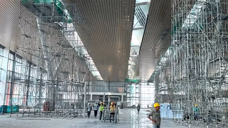 Bên trong nhà ga hành khách, nhà ga T3 sân bay Tân Sơn Nhất, những công đoạn cuối cùng đang được gấp rút hoàn thiện. 