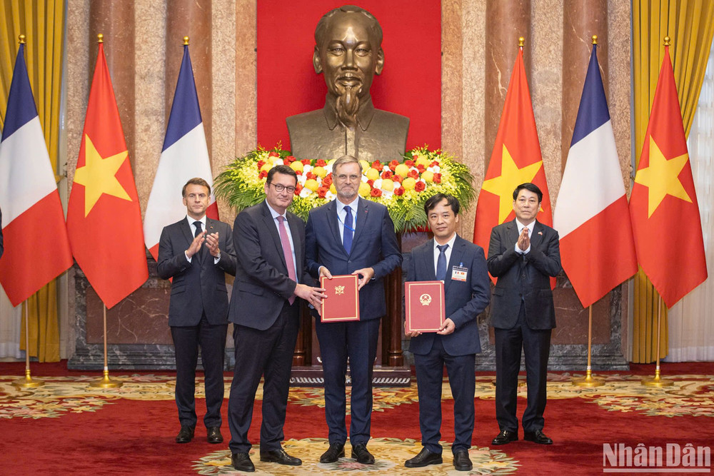 Trao văn kiện hợp tác giữa Viện Hàn lâm Khoa học và Công nghệ Việt Nam và Airbus Defense and Space cùng Trung tâm Nghiên cứu Vũ trụ quốc gia Pháp tại Phủ Chủ tịch.