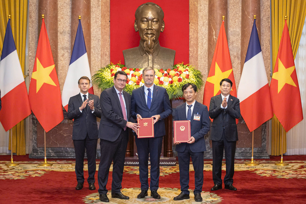 Chủ tịch nước Lương Cường và Tổng thống Pháp chứng kiến lễ trao các văn kiện hợp tác. Chủ tịch nước Lương Cường và Tổng thống Pháp chứng kiến lễ trao các văn kiện hợp tác.