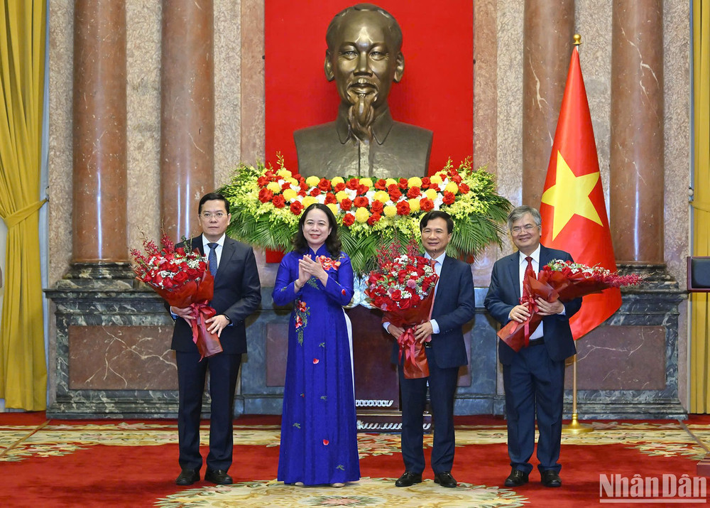 Phó Chủ tịch nước Võ Thị Ánh Xuân tặng hoa chúc mừng các đồng chí được bổ nhiệm. Phó Chủ tịch nước Võ Thị Ánh Xuân tặng hoa chúc mừng các đồng chí được bổ nhiệm.