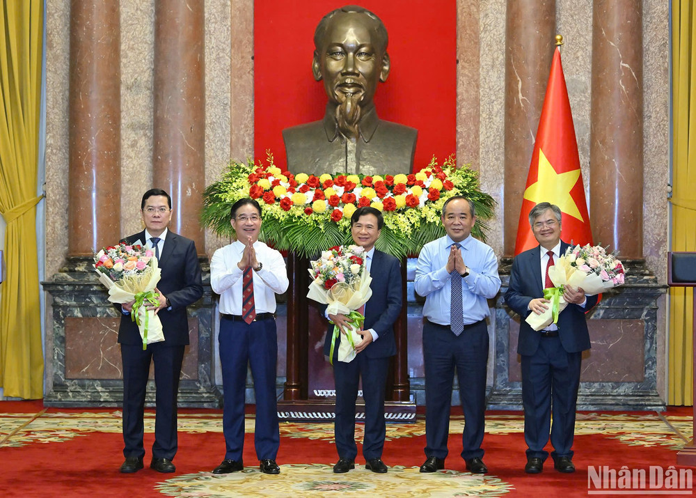 Lãnh đạo Văn phòng Chủ tịch nước tặng hoa chúc mừng các đồng chí được bổ nhiệm. Lãnh đạo Văn phòng Chủ tịch nước tặng hoa chúc mừng các đồng chí được bổ nhiệm.