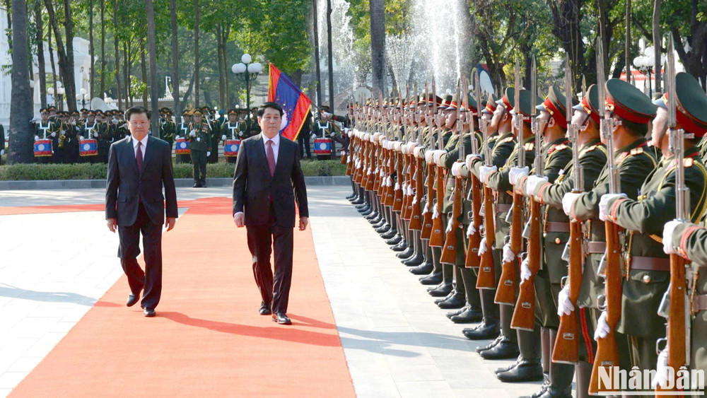 Chủ tịch nước Lương Cường và Tổng Bí thư, Chủ tịch nước Lào Thongloun Sisoulith duyệt đội danh dự.