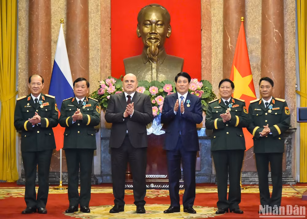 Chủ tịch nước Lương Cường, Thủ tướng Nga Mikhail Mishustin và các đại biểu nhận Huân chương. (Ảnh THỦY NGUYÊN)