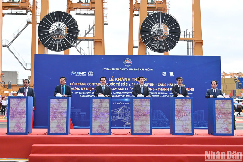 Chủ tịch nước Lương Cường và các đại biểu tham dự nghi thức bấm nút khánh thành bến cảng container quốc tế số 3 và 4 Lạch Huyện. Chủ tịch nước Lương Cường và các đại biểu tham dự nghi thức bấm nút khánh thành bến cảng container quốc tế số 3 và 4 Lạch Huyện.