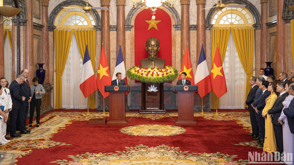 Chủ tịch nước Lương Cường và Tổng thống Pháp Emmanuel Macron gặp gỡ báo chí.