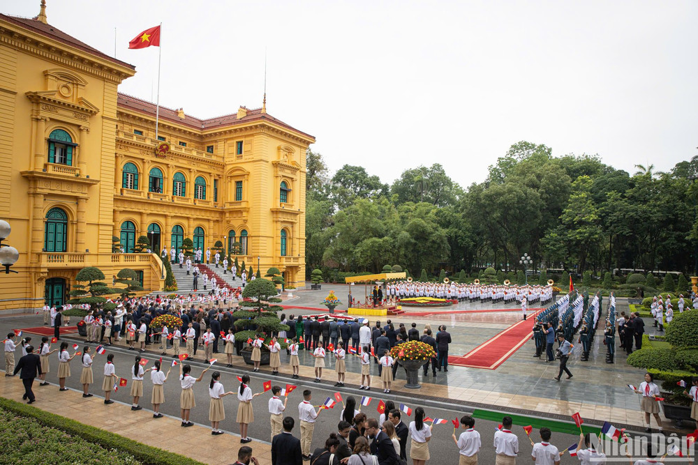 Toàn cảnh lễ đón. Toàn cảnh lễ đón.