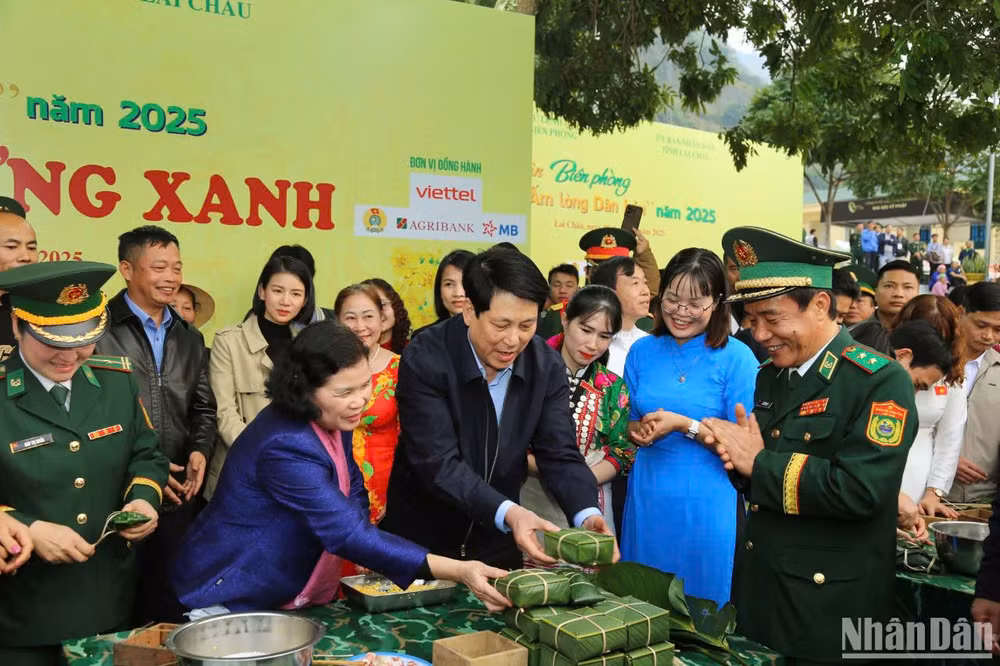 Chủ tịch nước tham gia hoạt động gói bánh chưng.