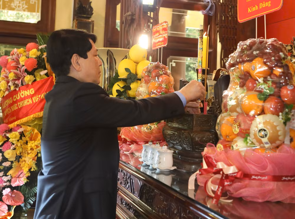 Chủ tịch nước dâng hương Khu lưu niệm Chủ tịch Tôn Đức Thắng.