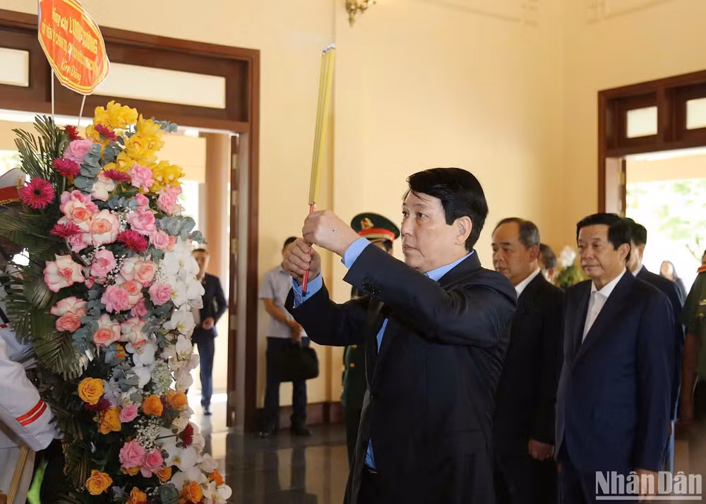 Chủ tịch nước dâng hương tại Khu lưu niệm Thủ tướng Võ Văn Kiệt.