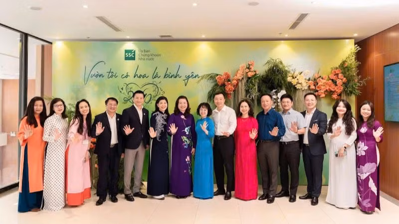 Đồng chí Vũ Thị Chân Phương, Chủ tịch Ủy ban Chứng khoán Nhà nước (ở giữa bên trái) và đồng chí Lê Thị Hạnh, Phó Chủ tịch Công đoàn Bộ Tài chính (ở giữa bên phải) chụp ảnh lưu niệm chúc mừng kỷ niệm 20/10.