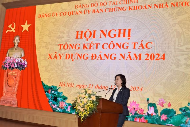Đồng chí Vũ Thị Chân Phương- Bí thư Đảng ủy cơ quan UBCKNN, Chủ tịch UBCKNN phát biểu tại hội nghị.