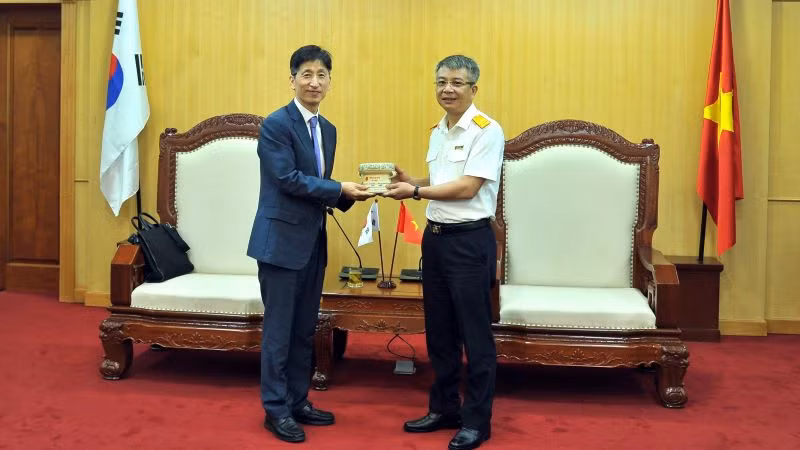 Tổng cục trưởng Mai Xuân Thành và ông Kang Sung Pal - Phó Tổng cục trưởng Cơ quan thuế Quốc gia Hàn Quốc