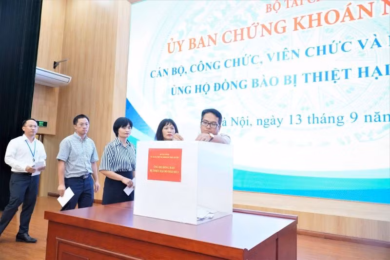 Các cán bộ Ủy ban Chứng khoán Nhà nước tham gia ủng hộ trực tiếp tại buổi lễ phát động