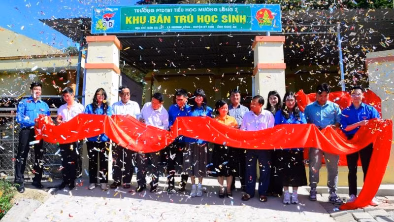 Đồng chí Nguyễn Quang Long – Bí thư Đoàn thanh niên Ủy ban Chứng khoán Nhà nước cùng đại diện chính quyền địa phương và các đơn vị tài trợ cắt băng khánh thành Khu nhà ở bán trú Trường phổ thông dân tộc bán trú Tiểu học Mường Lống 2
