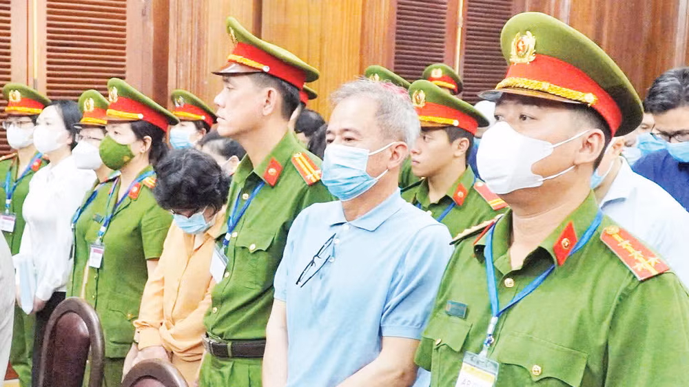 Tòa án nhân dân Thành phố Hồ Chí Minh xét xử một vụ án liên quan đến tham nhũng. 