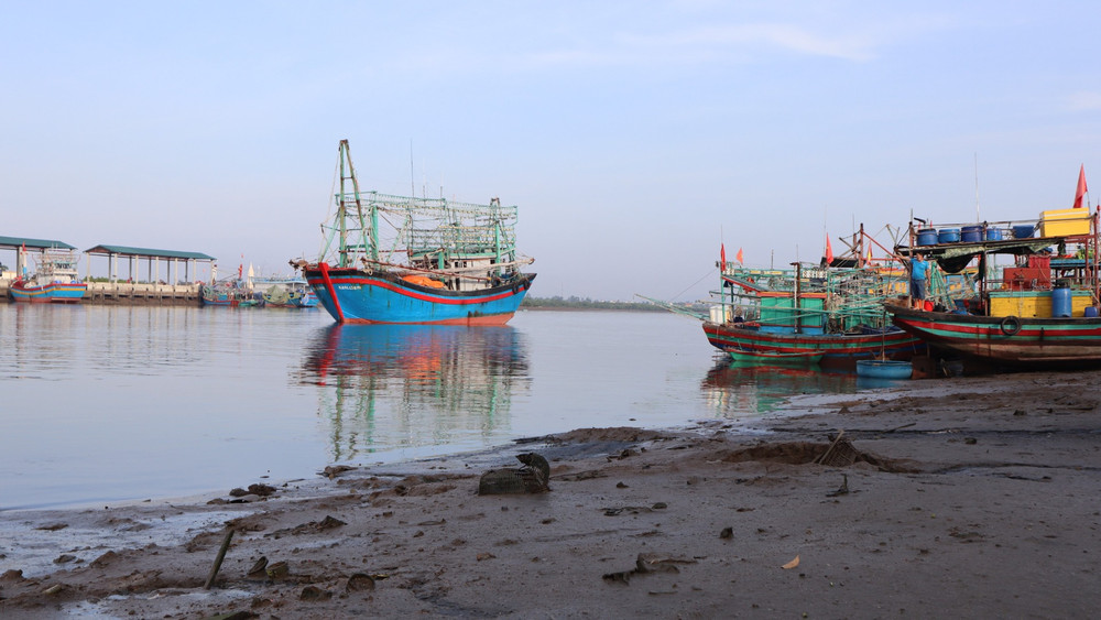 Tàu thuyền khó khăn khi ra vào cảng Lạch Quèn do tình trạng bồi lắng nghiêm trọng.