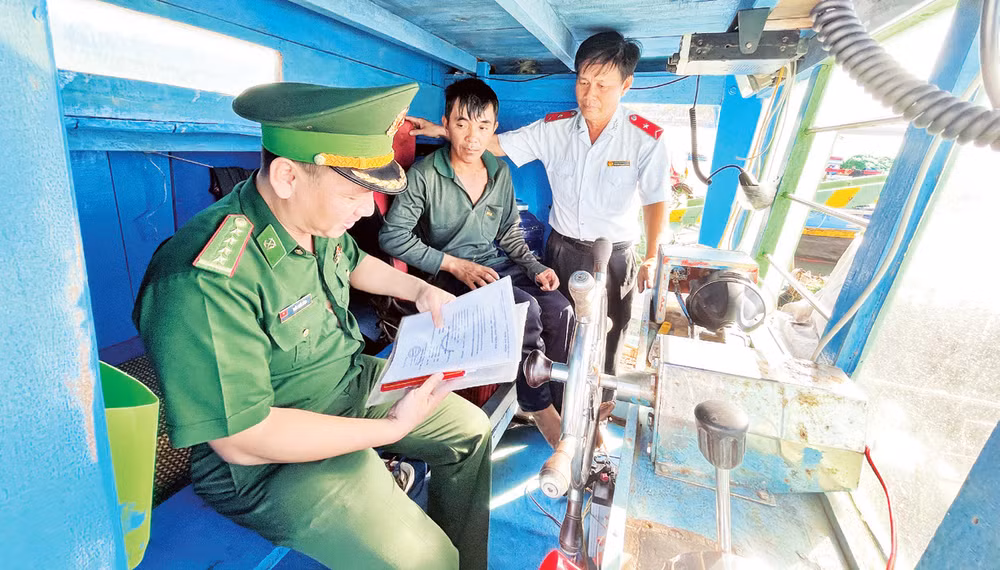 Cán bộ Văn phòng đại diện kiểm soát nghề cá tại cảng cá Phan Thiết kiểm tra tàu cá trước khi ra khơi. 