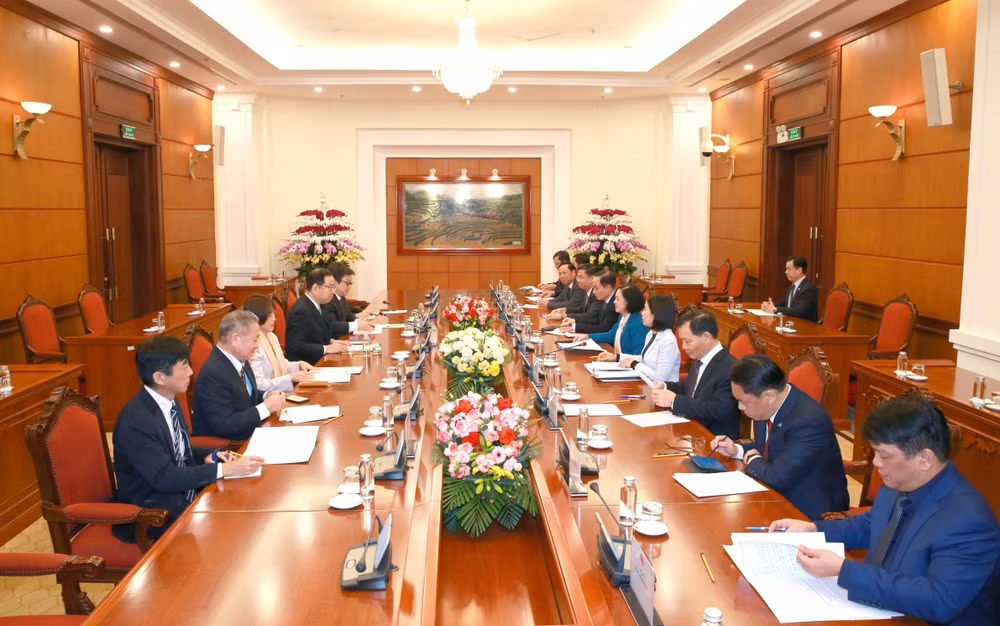 Thường trực Ban Bí thư Trương Thị Mai hội đàm với ông Shii Kazuo. (Ảnh TTXVN) 